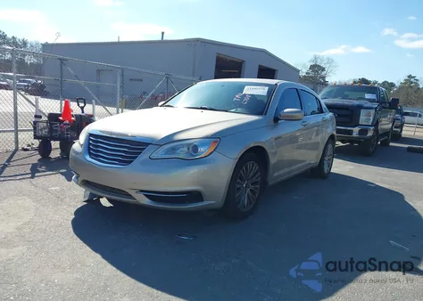 2013 Chrysler 200 Lx z USA, uszkodzony, nr VIN 1C3CCBAB8DN670893